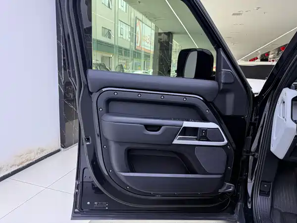 Land Rover Defender 2023
