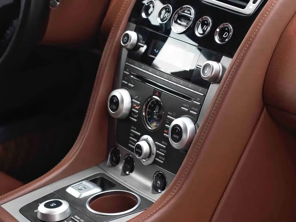 Aston Martin Rapide 2011 — фото 12