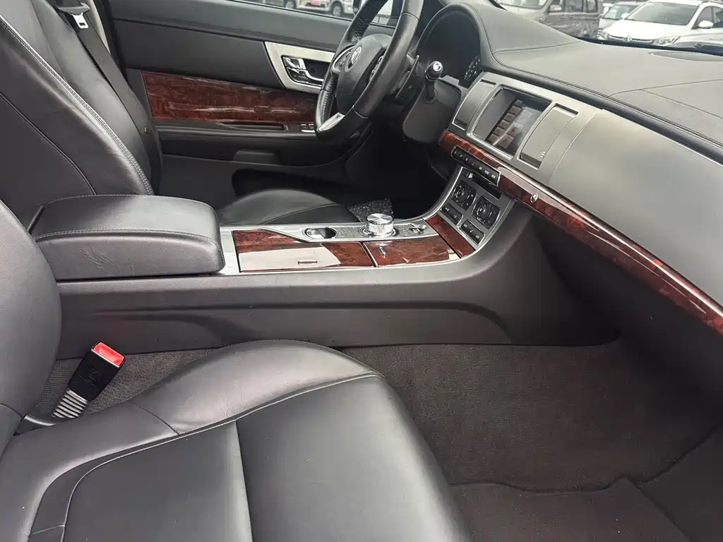 Jaguar XF 2014 — фото 14