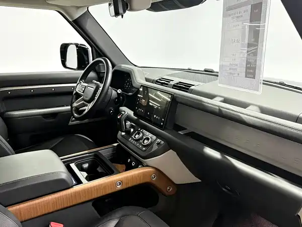 Land Rover Defender 2022