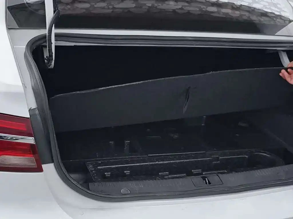 Roewe i6 New Energy 2018 — фото 15
