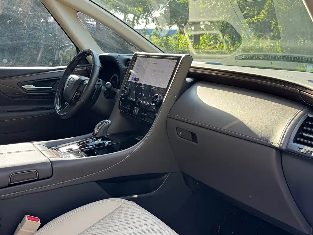 Toyota Vellfire 2023 — фото 16