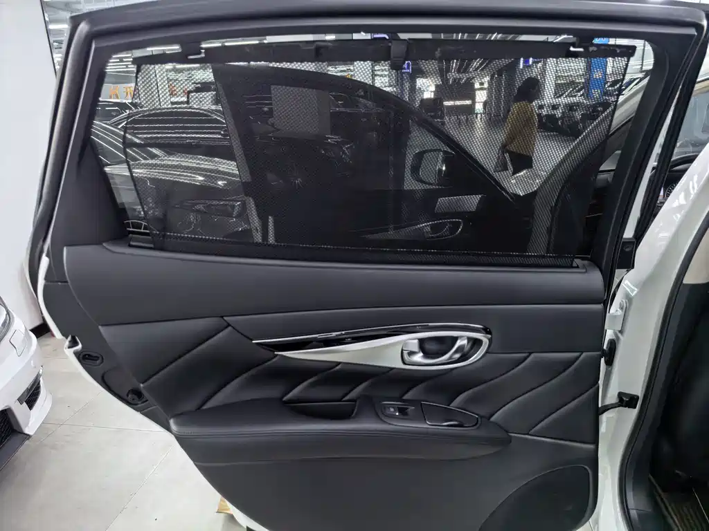 Infiniti Q70 2017 — фото 11