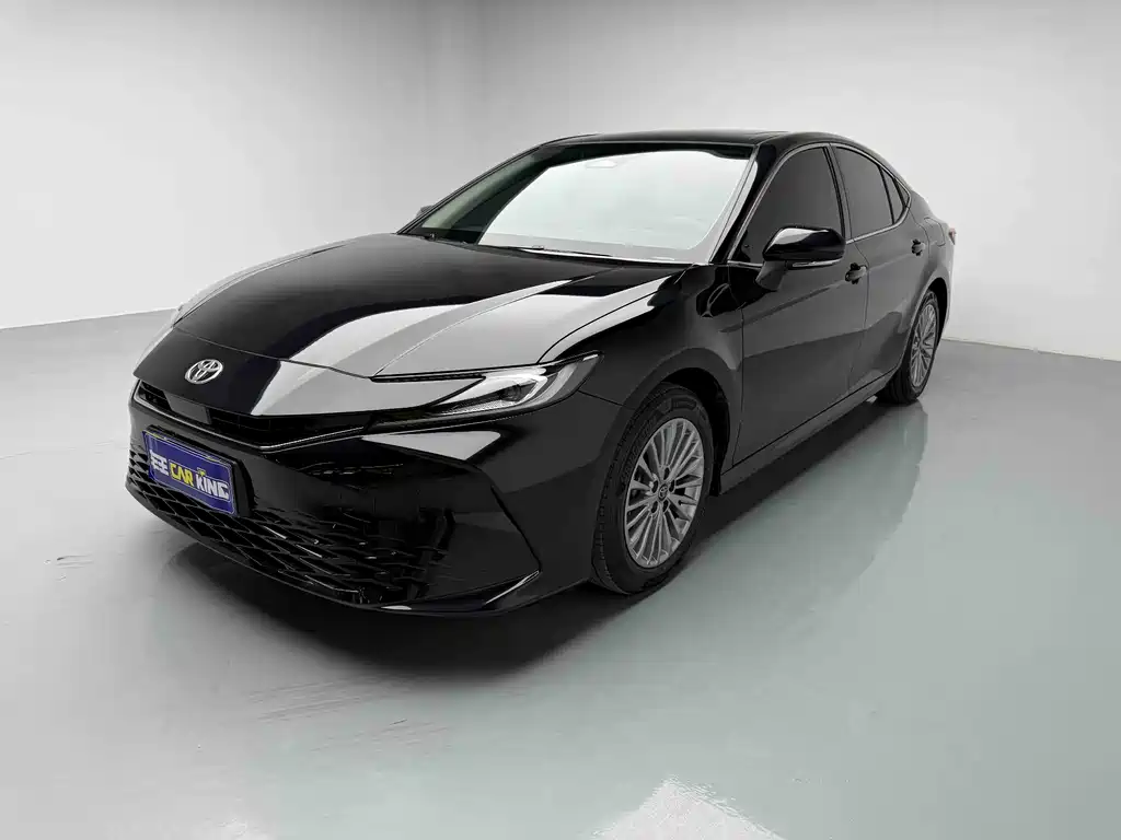 Toyota Camry 2025 — фото 1