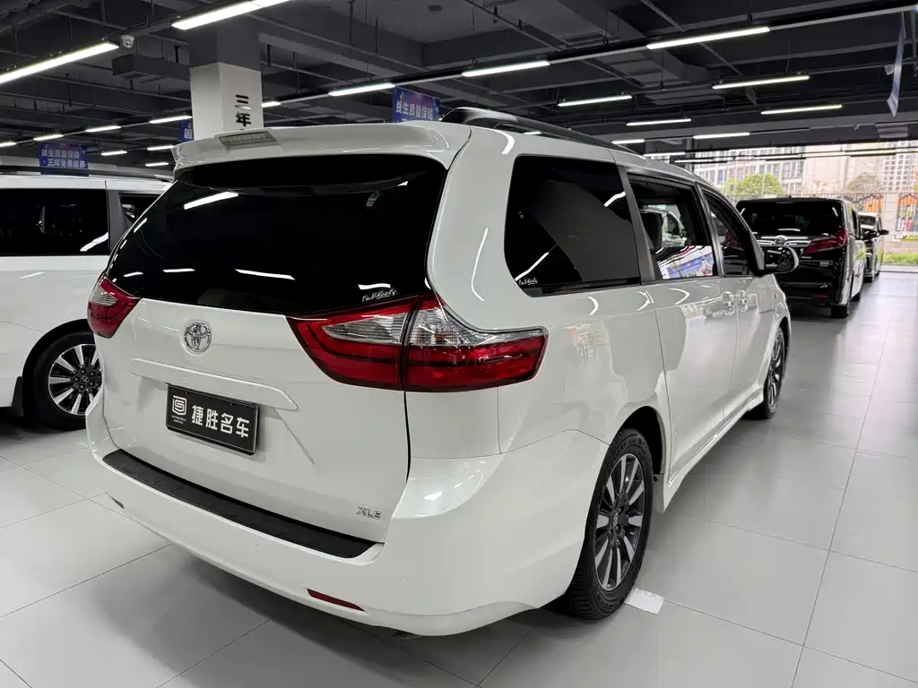 Toyota Sienna 2017 — фото 4