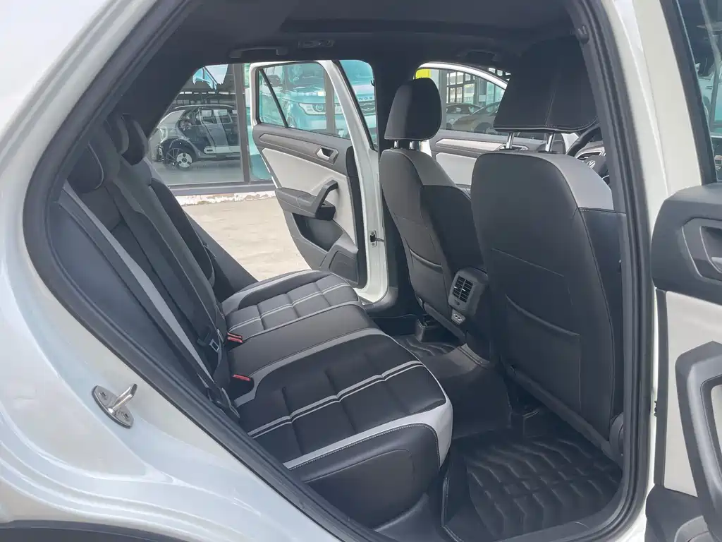 Volkswagen T-Roc 2023 — фото 10