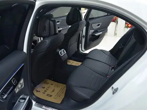Mercedes-Benz C-Class 2024