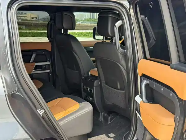 Land Rover Defender 2024