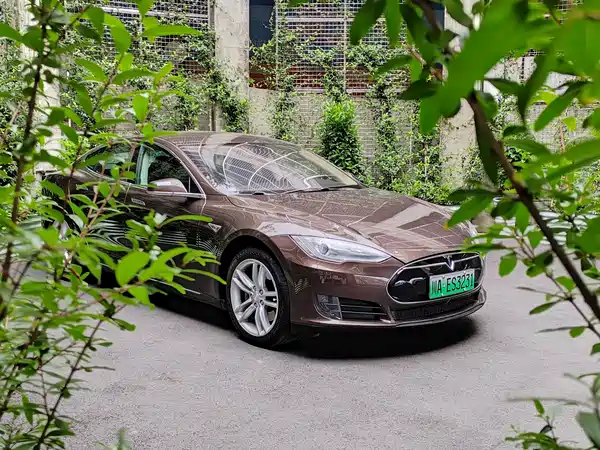 Tesla Model S 2015