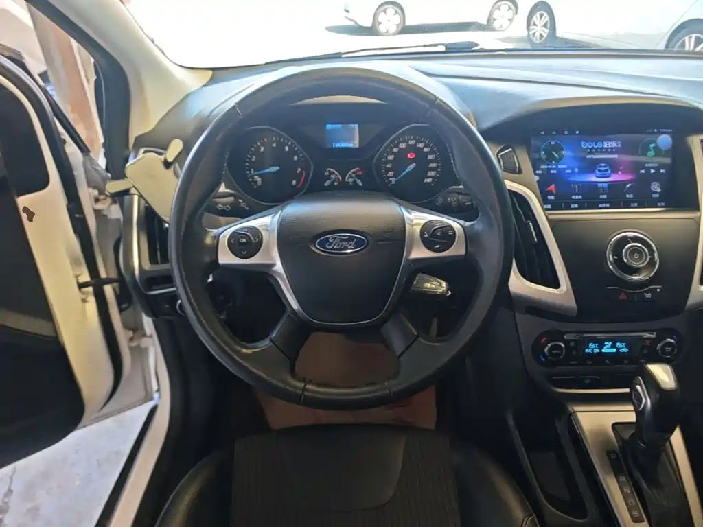 Ford Focus 2014 — фото 11