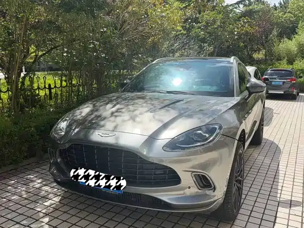 Aston Martin DBX 2022