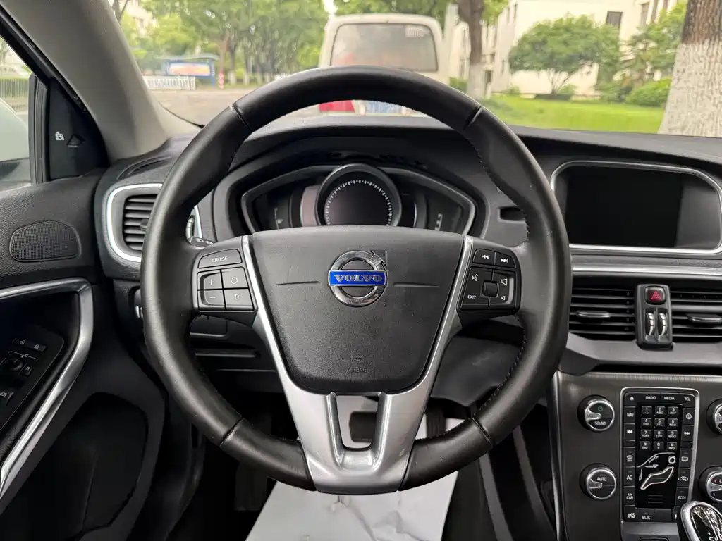 Volvo V40 2015 — фото 18