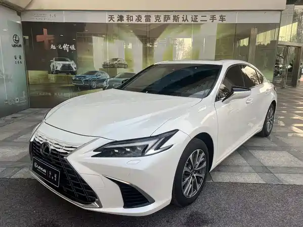 Lexus ES 2025