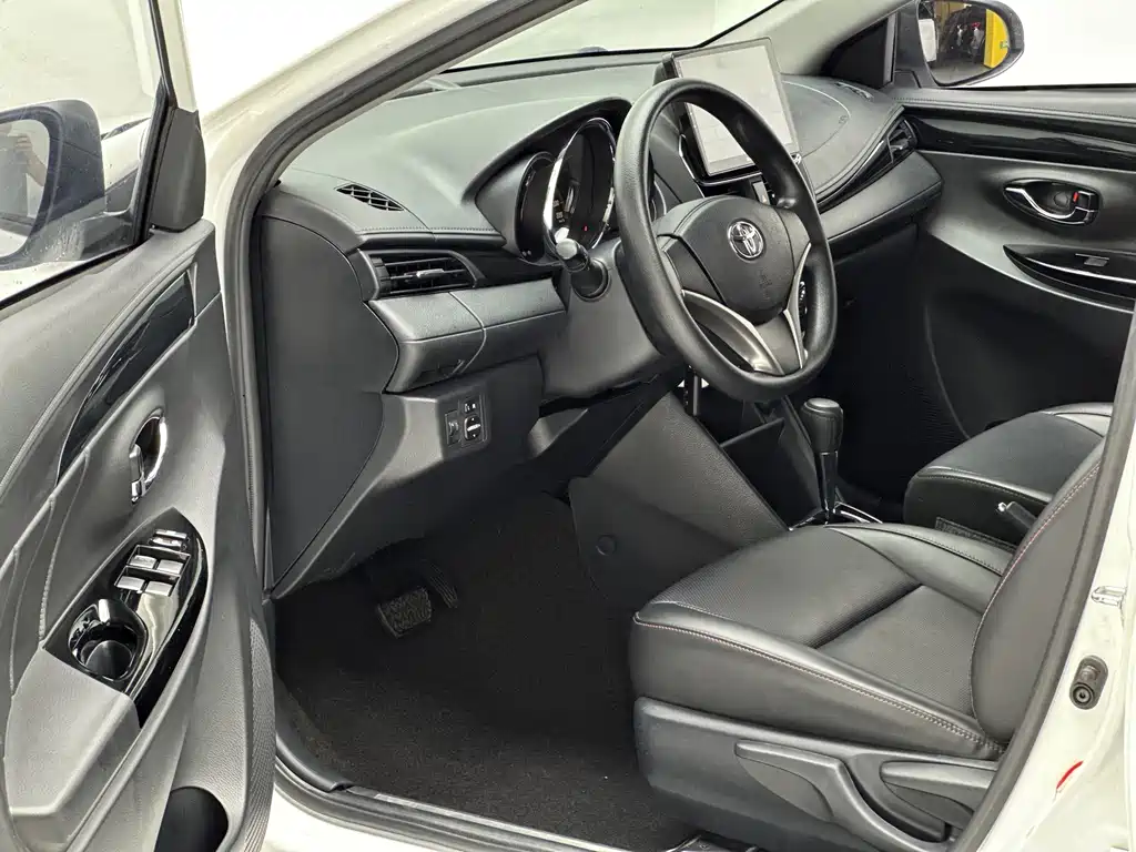 Toyota Yaris L 2020 — фото 13