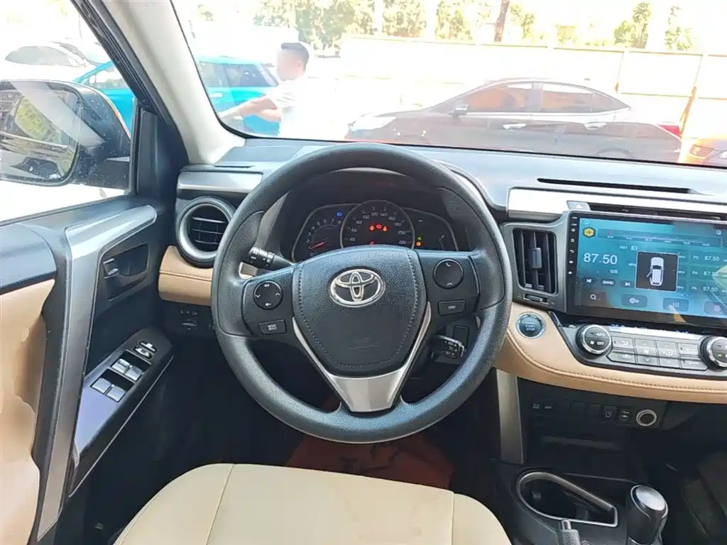 Toyota RAV4 2017 — фото 11