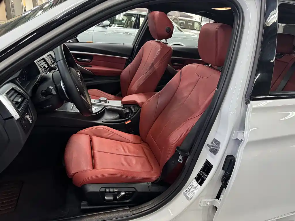 BMW 3 Series 2018 — фото 16