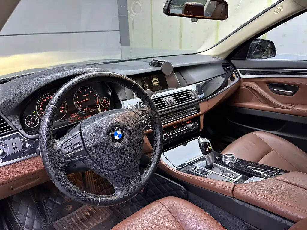 BMW 5 Series 2017 — фото 10
