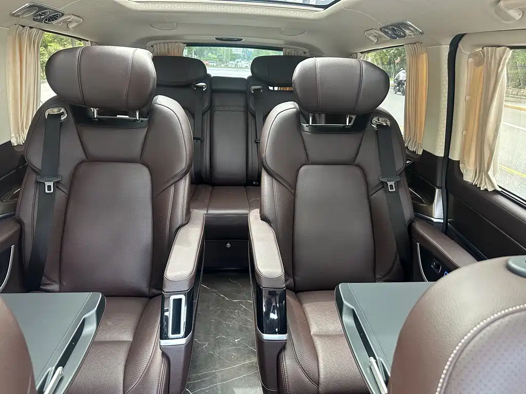 Mercedes-Benz V-Class 2023 — фото 17
