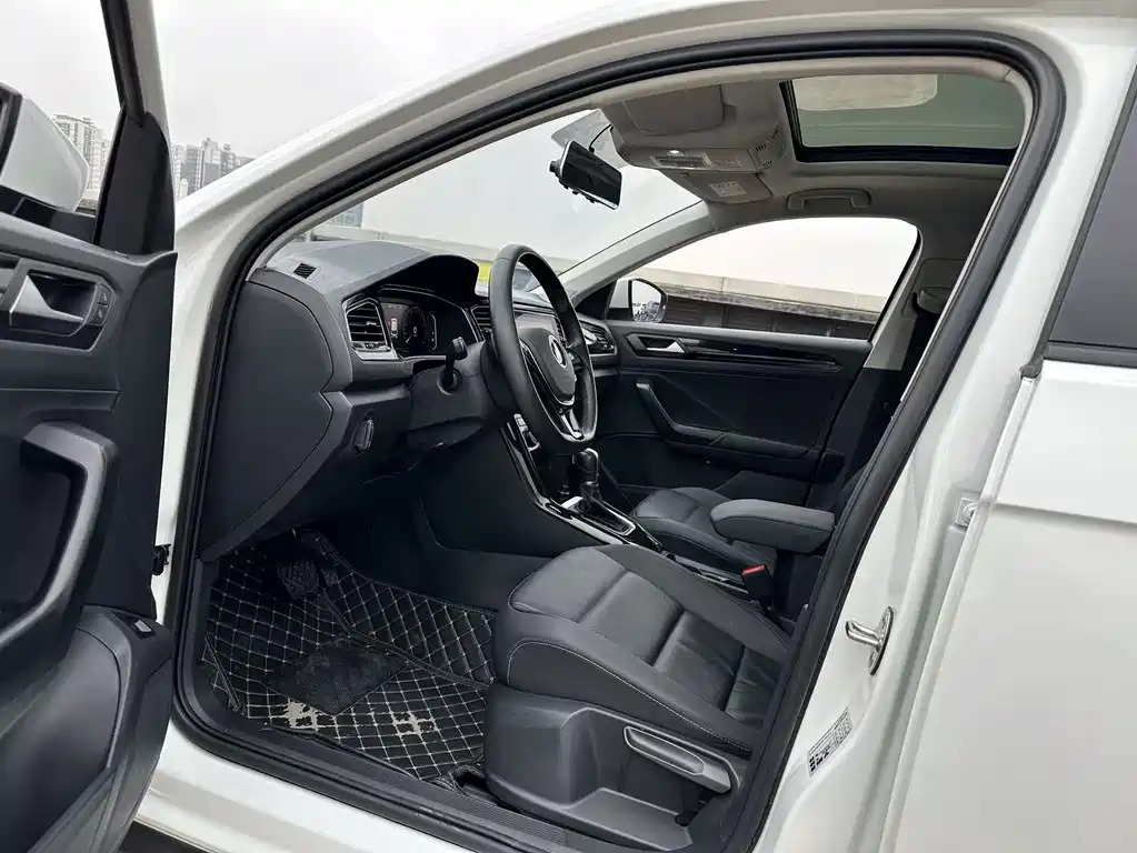 Volkswagen T-Roc 2022 — фото 3