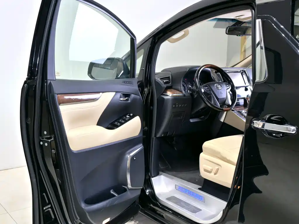 Toyota Alphard 2017 — фото 16