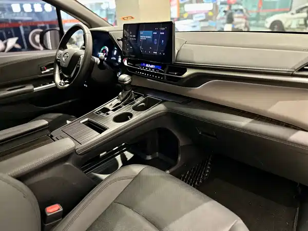 Toyota Granvia 2023