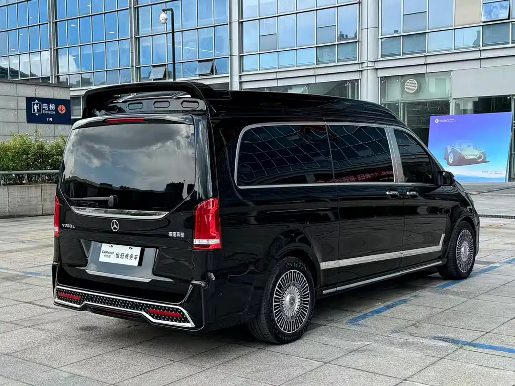 Mercedes-Benz V-Class 2023 — фото 7