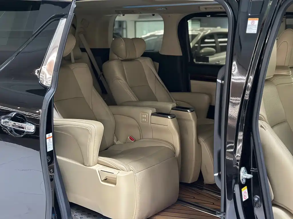 Toyota Alphard 2017 — фото 14
