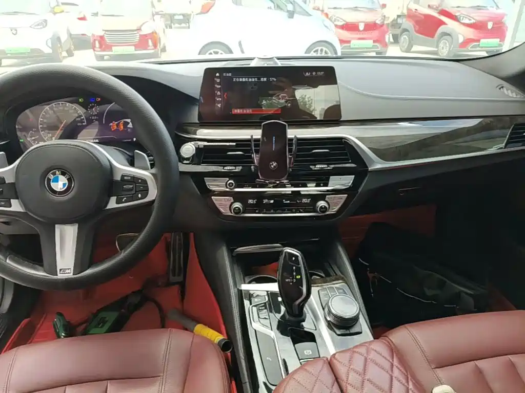 BMW 5 Series 2018 — фото 13