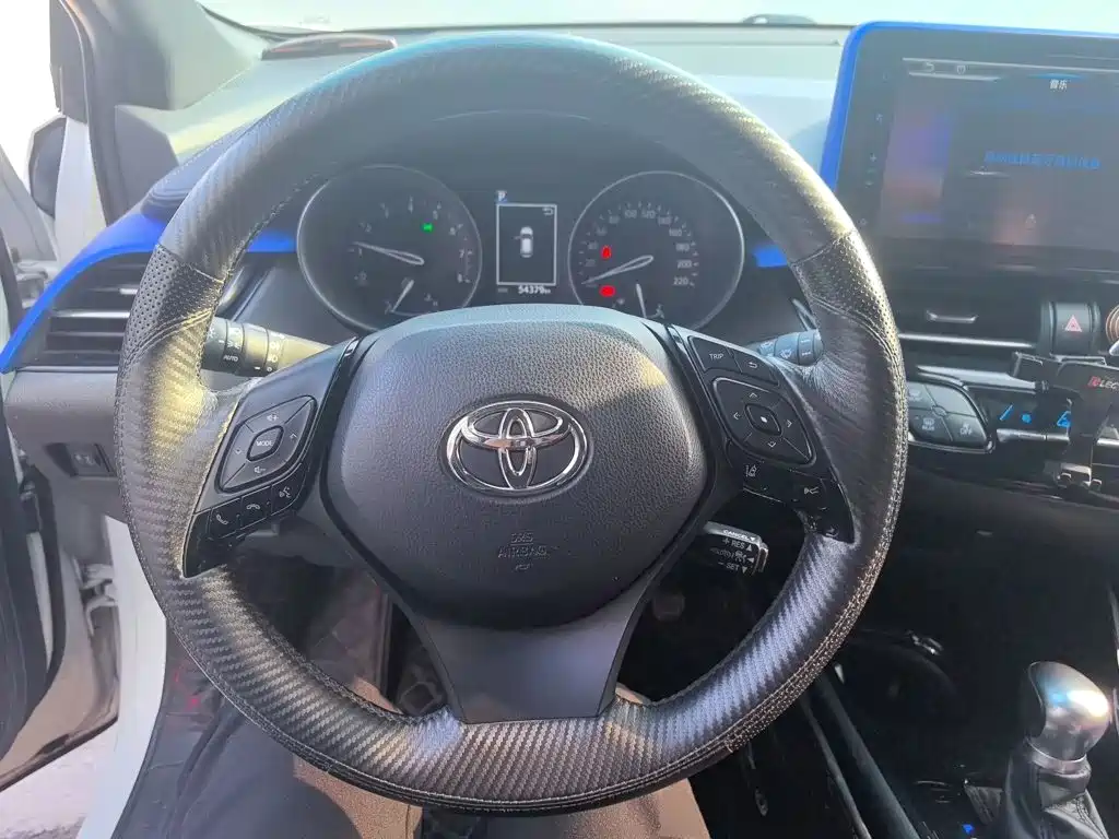 Toyota C-HR 2019 — фото 11