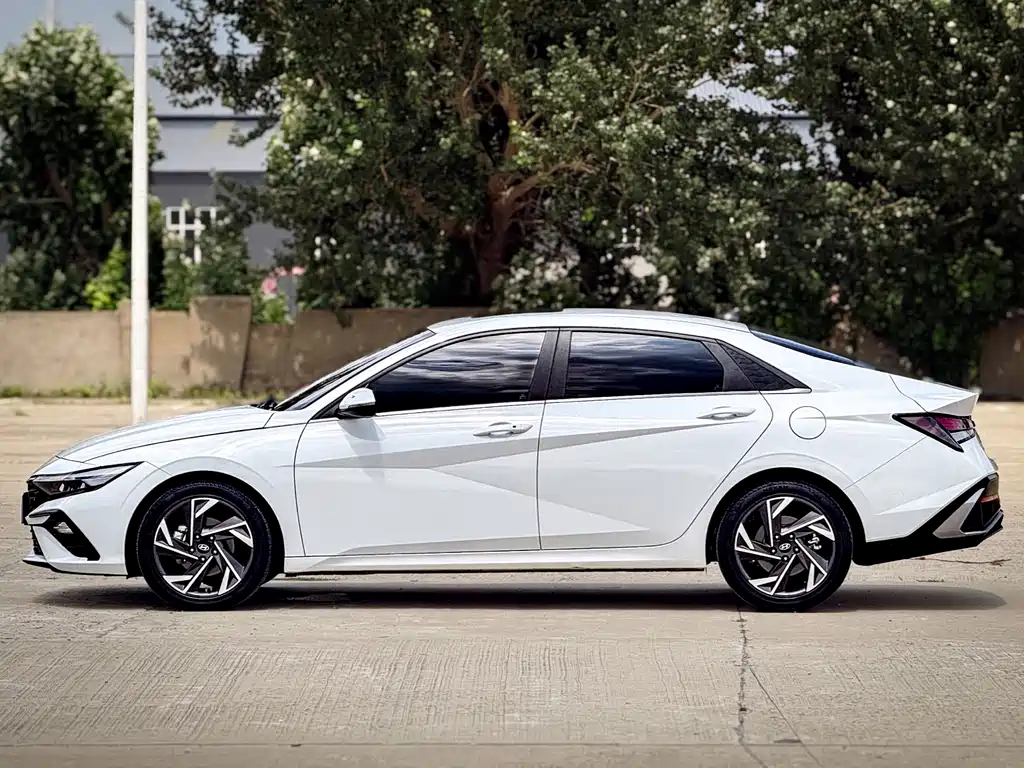 Hyundai Elantra 2023 — фото 8