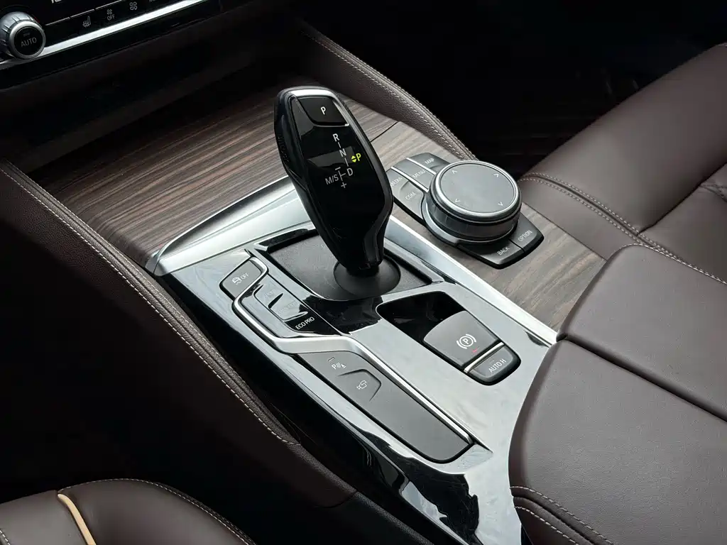 BMW 5 Series 2019 — фото 14