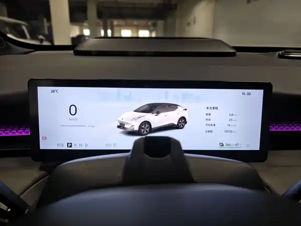 Lynk & Co Z20 2024