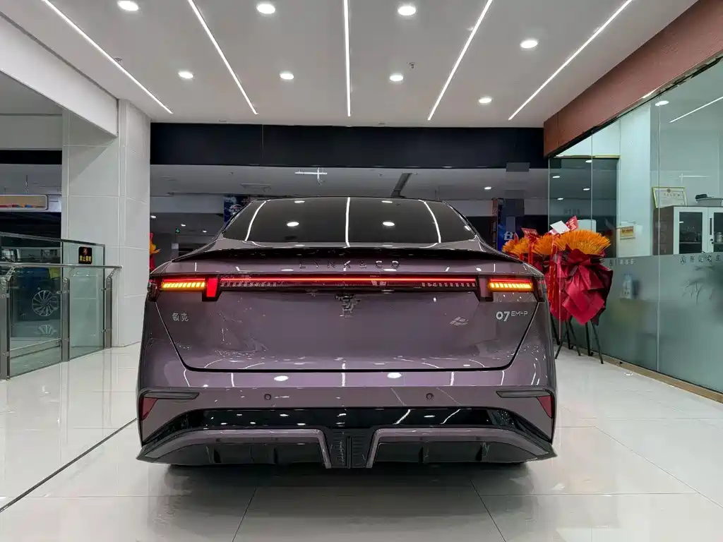 Lynk & Co 07 EM-P 2025 — фото 5