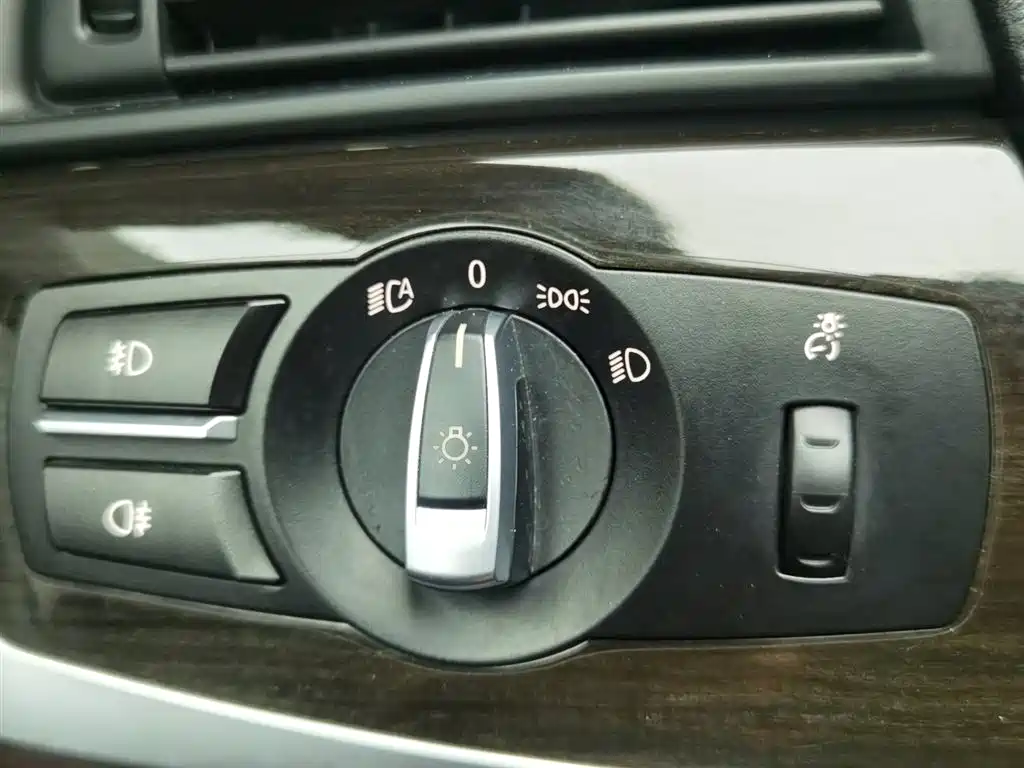 BMW 5 Series 2017 — фото 21