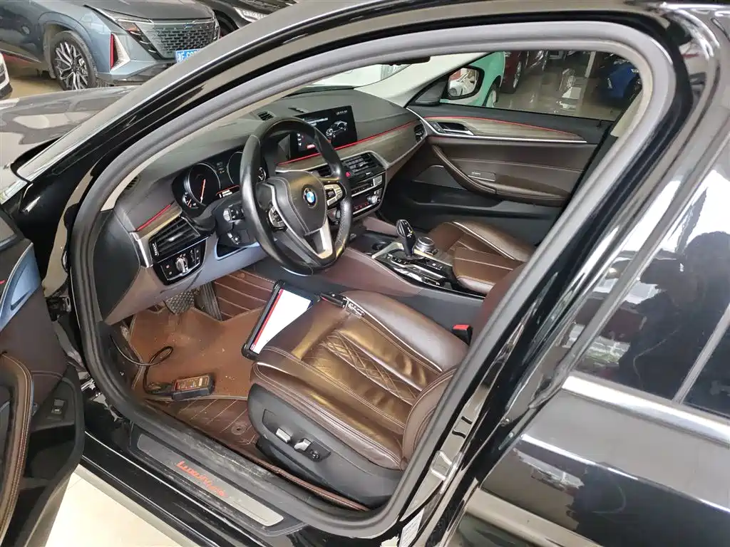 BMW 5 Series 2018 — фото 15