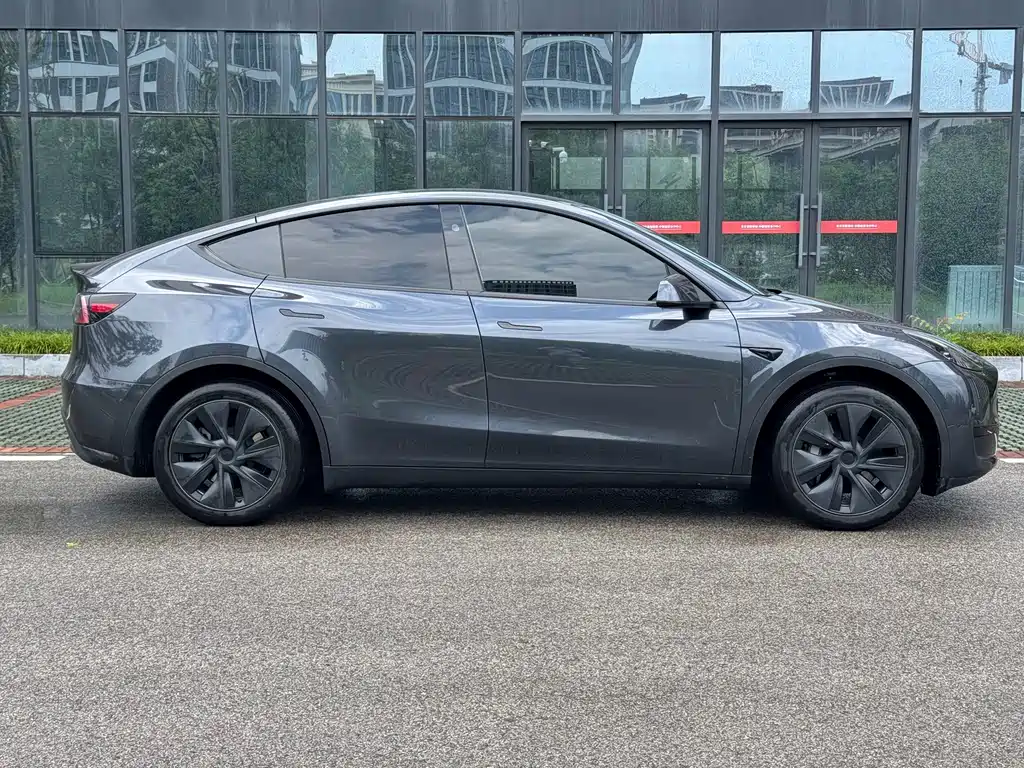 Tesla Model Y 2024 — фото 8