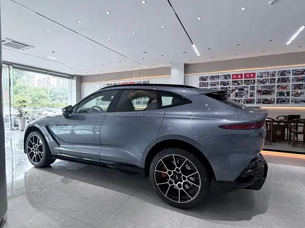 Aston Martin DBX 2025