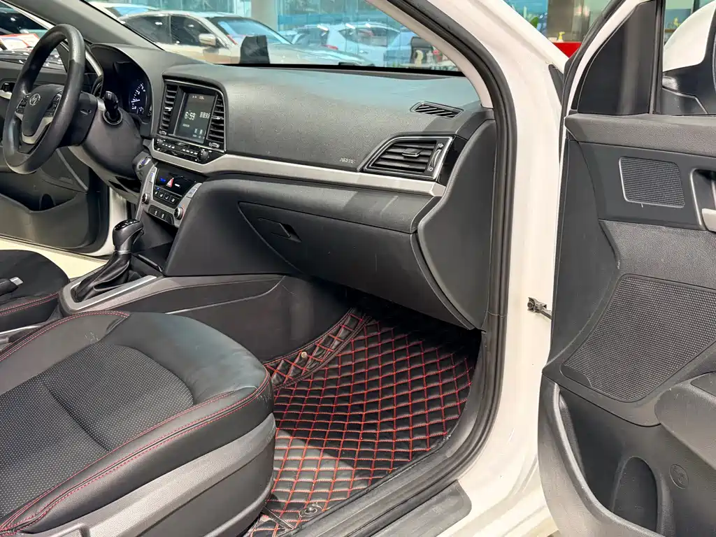 Hyundai Elantra 2018 — фото 16