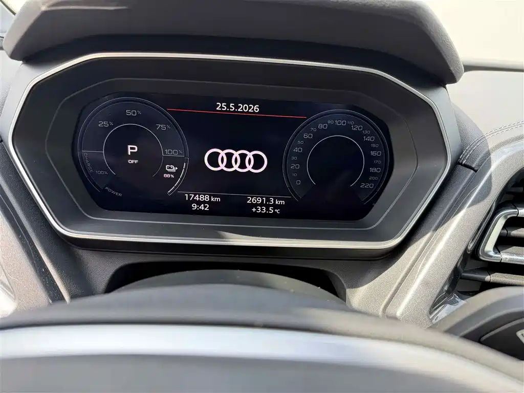 Audi Q4 e-tron 2025 — фото 9