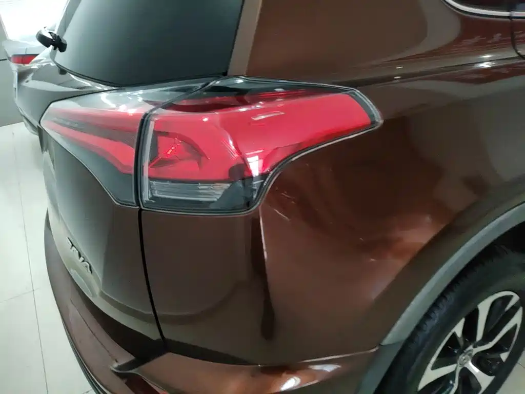 Toyota RAV4 2017 — фото 8