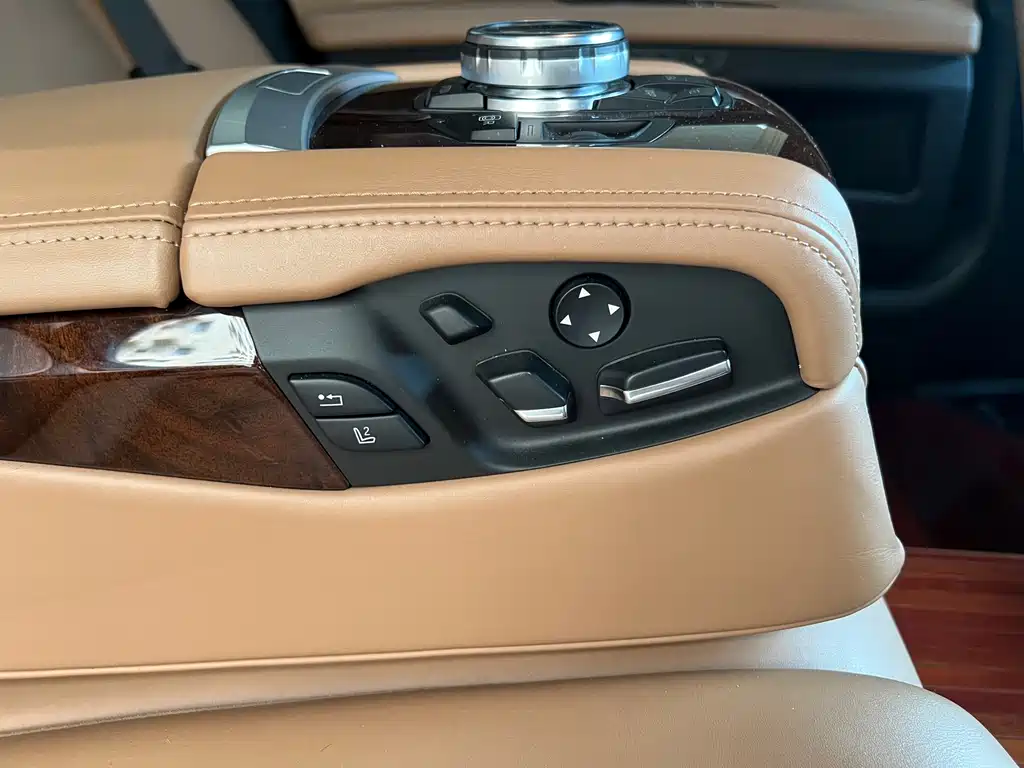 BMW 7 Series 2014 — фото 24