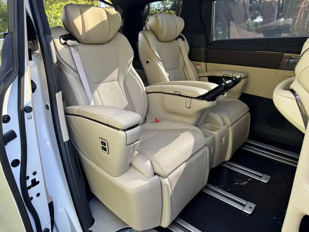 Toyota Vellfire 2023 — фото 15