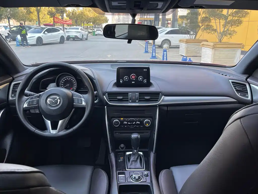 Mazda CX-4 2017 — фото 11