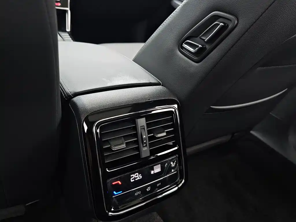 Volkswagen Passat 2023 — фото 11