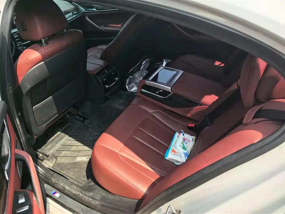BMW 5 Series 2018 — фото 11