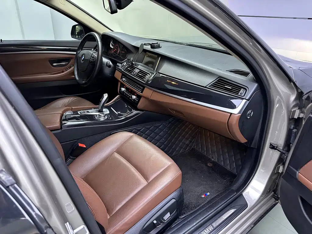 BMW 5 Series 2017 — фото 13