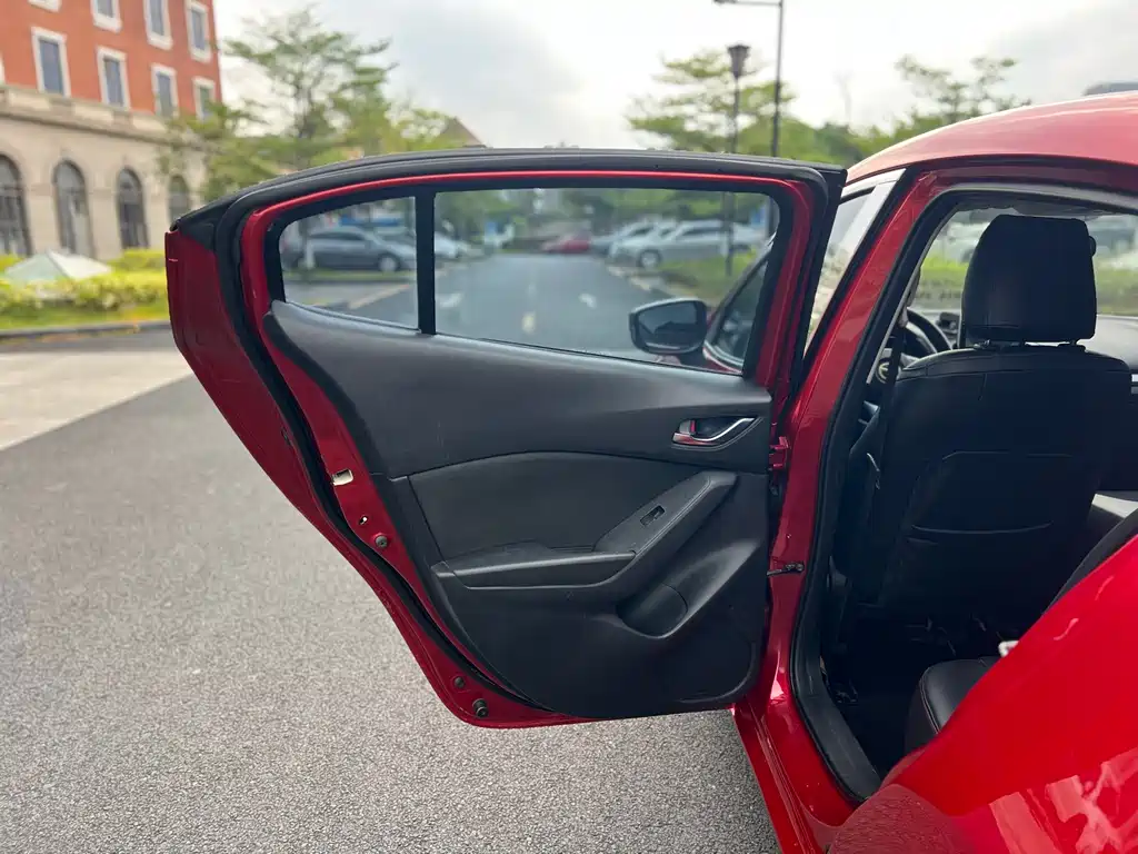 Mazda 3 Axela 2015 — фото 10