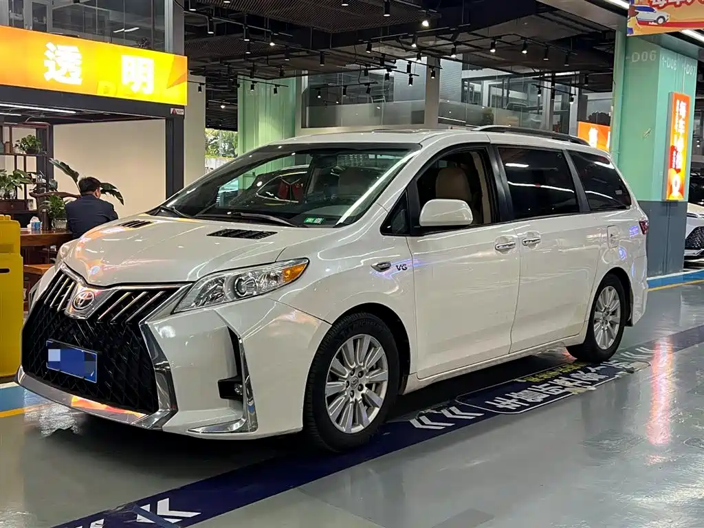 Toyota Sienna 2017 — фото 1