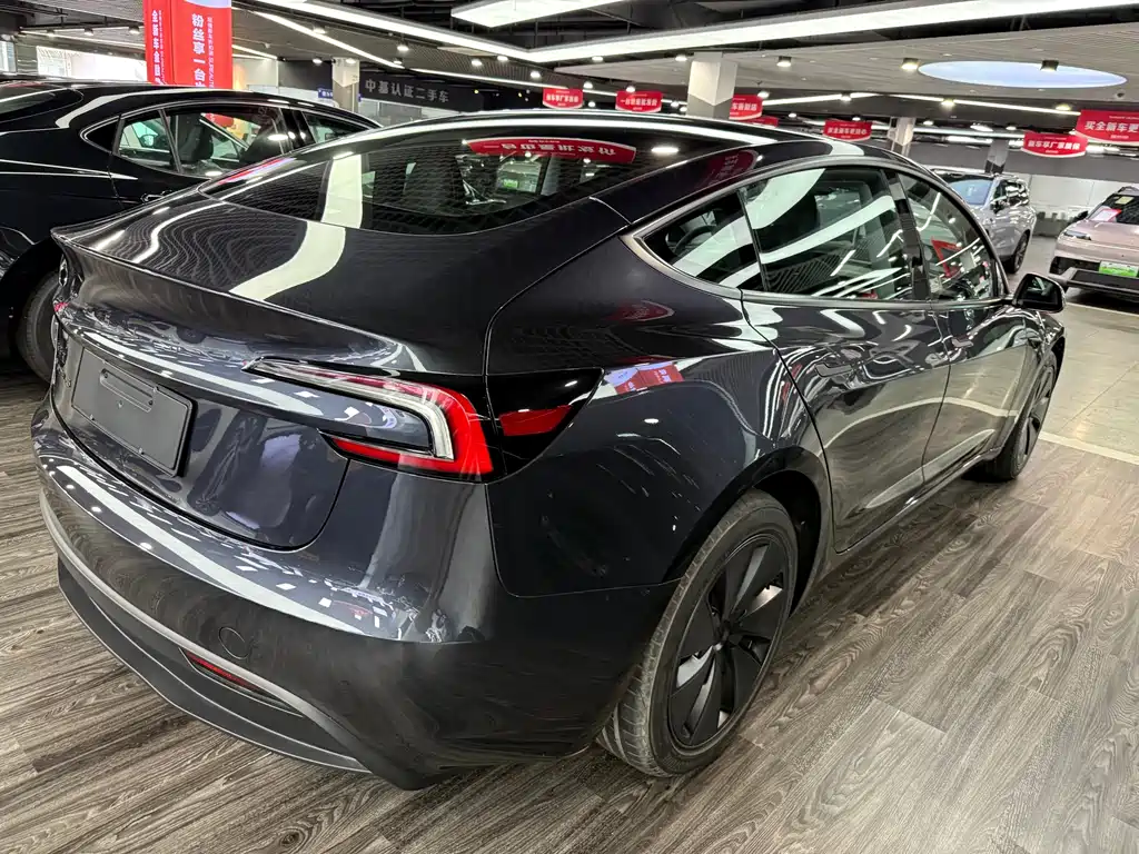 Tesla Model 3 2026 — фото 18