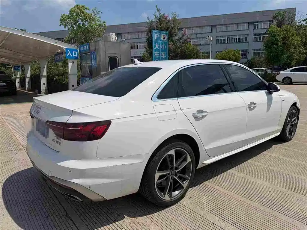 Audi A4L 2023 — фото 2